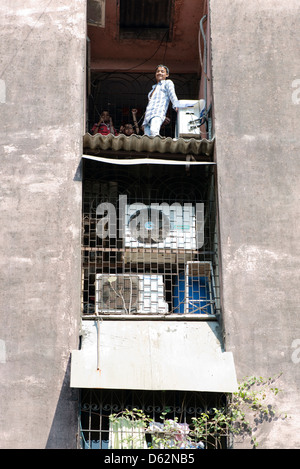 Un ragazzo su un alto balcone di un appartamento macchie di blocco della telecamera in Mumbai, Maharastra, India Foto Stock