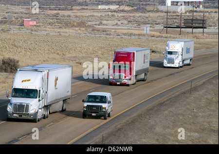 Semi camion sulla Interstate 84 vicino a Boise, Idaho, Stati Uniti d'America. Foto Stock