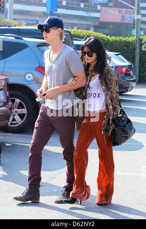 Vanessa Hudgens e il fidanzato Austin Butler mostrano alcune affetto mentre fuori e circa in West Hollywood e Los Angeles, California - Foto Stock
