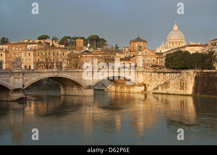 Roma, Italia. Un primo mattino vista sul fiume Tevere, il Ponte Vittorio Emanuele II e la Basilica di San Pietro. 2013. Foto Stock