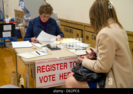 Donna alla registrazione al voto in corrispondenza di una stazione di polling a Boise, Idaho, Stati Uniti d'America. Foto Stock