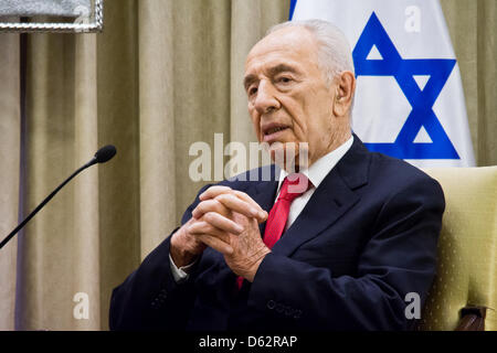 Gerusalemme, Israele. 11-Aprile-2013. Il presidente israeliano Shimon Peres in occasione di una riunione con Austrian vicecancelliere e ministro degli Esteri Michael Spindelegger presso i presidenti di residenza. Il Presidente dello Stato di Israele, Shimon Peres, ospita il vicecancelliere e ministro degli Affari esteri della Repubblica d Austria, Dr. Michael Spindelegger, per un incontro relativo al rafforzamento delle relazioni strategiche tra Israele e l'Austria. Credito: Nir Alon / Alamy Live News Foto Stock