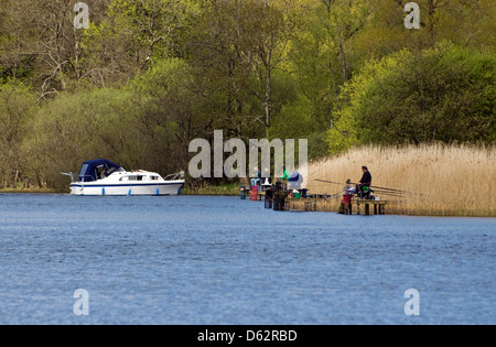 Pesca sul fiume Erne, Lough Erne, Enniskillen County Fermanagh, Irlanda del Nord Foto Stock