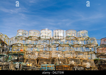 Aragosta bicchieri impilati sul quay nella città di pescatori di Brixham, Devon, Inghilterra. Foto Stock