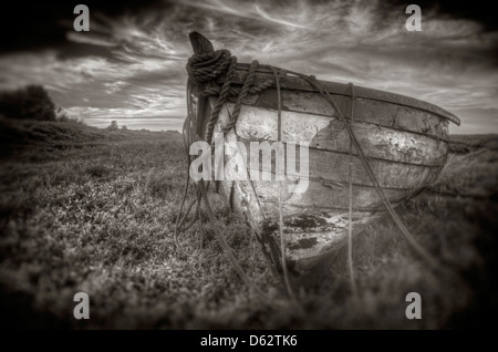 Vecchia barca in legno su salmastra a Burnham Deepdale vicino Brancaster Staithe in Norfolk, Inghilterra, Regno Unito Foto Stock