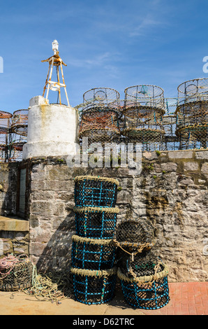 Aragosta bicchieri impilati sul quay nella città di pescatori di Brixham, Devon, Inghilterra. Foto Stock