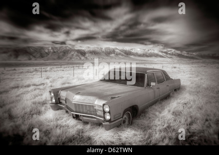 Vecchia automobile Cadillac e Alabama Hills a Keeler in California, Stati Uniti d'America Foto Stock