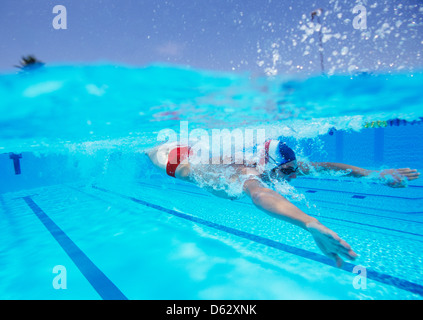 Professional thlete maschio di nuoto in piscina Foto Stock