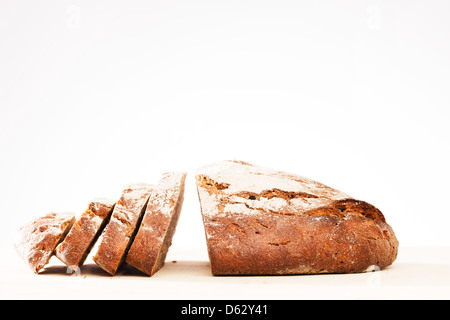 Pane tagliato di rustico pane fatto in casa Foto Stock