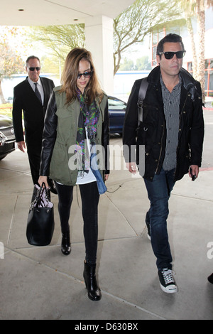 Jessica Alba e Cash Warren arriva a Van Nuys Airport per salire su un volo di Los Angeles in California Foto Stock