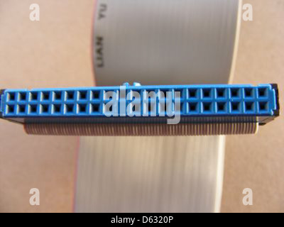 Un set di cavi blu IDE ATA-133, comunemente utilizzati per il collegamento di dischi rigidi e unità ottiche alla scheda madre di un computer. Questi cavi sono progettati per garantire velocità di trasferimento dati elevate e connessioni affidabili nei sistemi informatici. Foto Stock