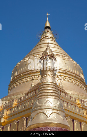 Stupa dorato di Shwezigon Pagoda, vicino Wetkyi-in e Nyaung U, Bagan, Myanmar (Birmania) Foto Stock