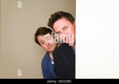 David Mitchell e Lee Mack co-presentatori della BBC quiz show "Dovrei mentire a te?' fotografati a Londra in Inghilterra Foto Stock