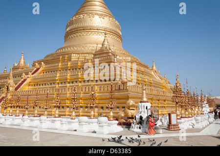 La Pagoda Shwezigon, vicino Wetkyi-in e Nyaung U, Bagan, Myanmar (Birmania) Foto Stock