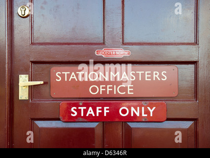Porta con indicazioni alla stazione Ufficio Master ,piattaforma della stazione a Leicester North Station, Leicester; la Grande Stazione Centrale. Foto Stock