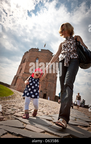 La madre e il bambino a piedi nella città vecchia Foto Stock