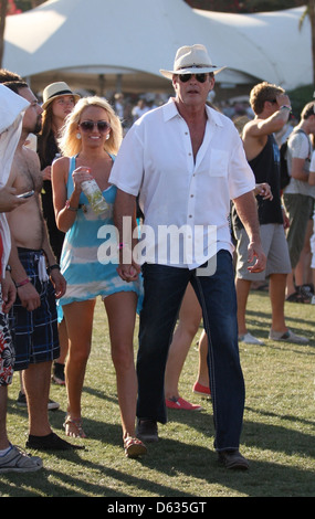 David Hasselhoff e Hayley Roberts celebrità al 2011 Coachella Valley ...