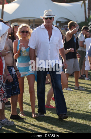 David Hasselhoff E Hayley Roberts Celebrità Al 2011 Coachella Valley 