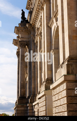 Dettagli architettonici del Reichstag, sede del parlamento federale di Berlino, Germania. Foto Stock