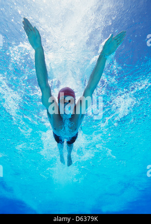 Professional giovane maschio thlete nuoto in piscina Foto Stock