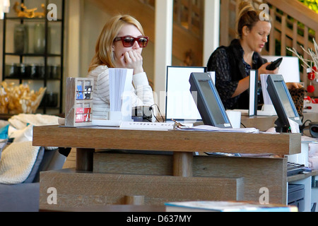 Emma Roberts shopping al centro commerciale West Elm in West Hollywood e Los Angeles, California - 29.12.11 Foto Stock