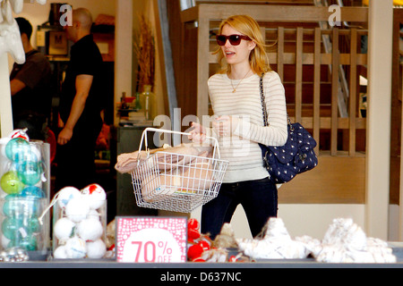 Emma Roberts shopping al centro commerciale West Elm in West Hollywood e Los Angeles, California Foto Stock