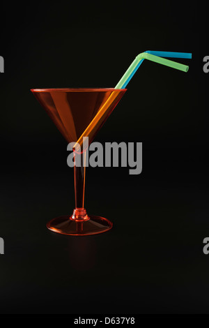 Plastica vetro cocktail con cannucce Foto Stock
