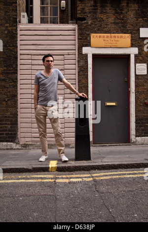 Richard Archer cantante della band inglese Hard Fi fotografato in Soho Londra Inghilterra. Foto Stock