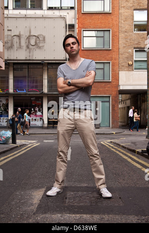 Richard Archer cantante della band inglese Hard Fi fotografato in Soho Londra Inghilterra. Foto Stock