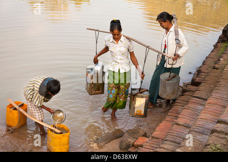 Gli abitanti di un villaggio di raccolta di acqua da un lago, Minnanthu, Bagan, Myanmar (Birmania) Foto Stock