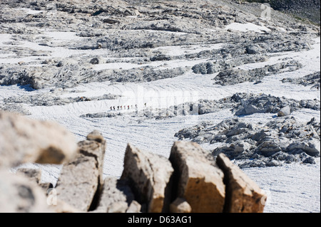 Gli alpinisti sul ghiacciaio di aneto, sotto il Pico de Aneto (3404m), la vetta più alta dei Pirenei, Spagna, Europa Foto Stock