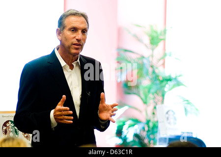 Howard Schultz CEO di Starbucks in un libro di discussione su 'Onward: Come Starbucks ha lottato per la sua vita senza perdere la sua anima" a Foto Stock