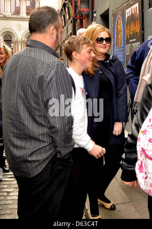 Adele Adkins incontro con i tifosi al di fuori del Teatro Olimpia, prima che il suo attesissimo concerto stasera in seguito a Dublino, Irlanda - Foto Stock