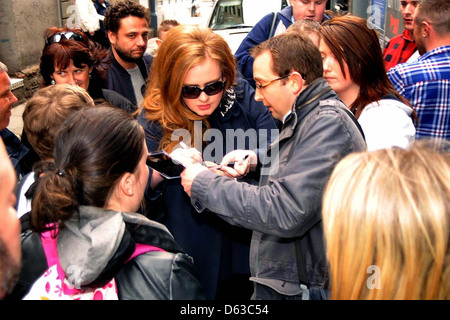 Adele Adkins incontro con i tifosi al di fuori del Teatro Olimpia, prima che il suo attesissimo concerto stasera in seguito a Dublino, Irlanda - Foto Stock