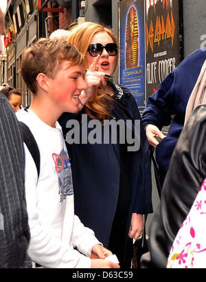 Adele Adkins incontro con i tifosi al di fuori del Teatro Olimpia prima il suo attesissimo concerto stasera dopo Dublino Irlanda Foto Stock