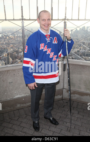 New York Rangers bocconiano Adam Graves visiti l'Empire State Building in celebrazione del 2012 Bridgestone NHL Classico inverno Foto Stock