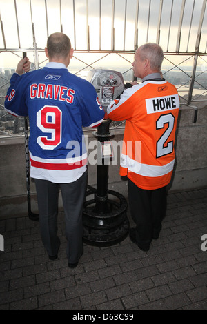 New York Rangers bocconiano Adam tombe e Philadelphia Flyers bocconiano Mark Howe visitare l'Empire State Building in festa Foto Stock