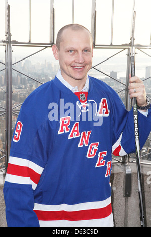 New York Rangers bocconiano Adam Graves visiti l'Empire State Building in celebrazione del 2012 Bridgestone NHL Classico inverno Foto Stock