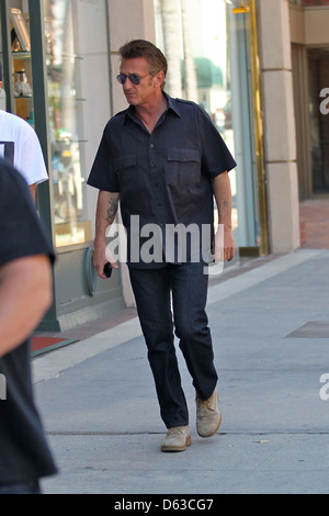 Sean Penn che arrivano a un centro medico a Beverly Hills con il suo figlio di Los Angeles, California - 11.04.11 Foto Stock