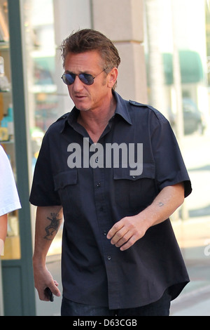 Sean Penn che arrivano a un centro medico a Beverly Hills con il suo figlio di Los Angeles, California - 11.04.11 Foto Stock