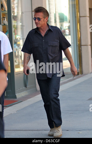 Sean Penn che arrivano a un centro medico a Beverly Hills con il suo figlio di Los Angeles, California - 11.04.11 .com Foto Stock