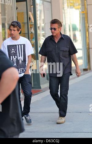 Jack tramoggia Penn e Sean Penn Sean Penn arrivando Medical Center di Beverly Hills con il suo figlio di Los Angeles, California - Foto Stock