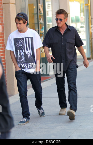 Jack tramoggia Penn e Sean Penn Sean Penn che arrivano a un centro medico a Beverly Hills con il suo figlio di Los Angeles, California - Foto Stock