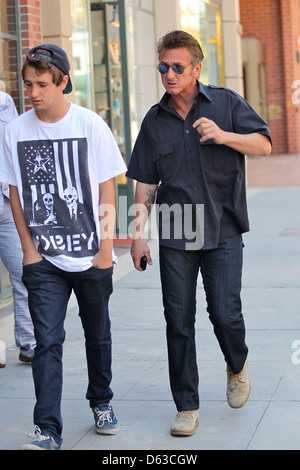 Jack tramoggia Penn e Sean Penn Sean Penn che arrivano a un centro medico a Beverly Hills con il suo figlio di Los Angeles, California - Foto Stock