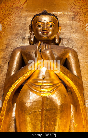 Grande golden Kassapa Budda in Tempio di Ananda, Old Bagan, Bagan, Myanmar (Birmania) Foto Stock