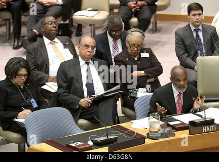 Presidente haitiano Rene Preval riunione del Consiglio per quanto riguarda il versamento dei fondi promessi ad Haiti per il suo recupero e Foto Stock