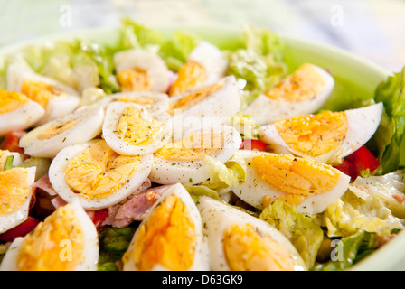 Uova e di lattuga iceberg in insalata di verdure Foto Stock