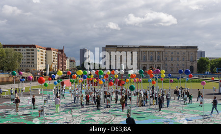 Colorfull perni mostra a Schlossplatz, Berlino. Germania Foto Stock