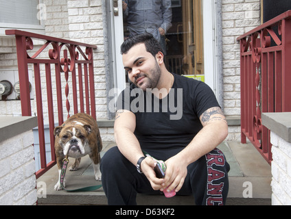 L'uomo con il suo bloodhound attendibili sull'acquasantiera di casa sua, Williamsburg, Brooklyn. NYC Foto Stock