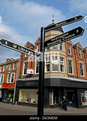 Architettura in centro città mostra signpost, Wellingborough, Northamptonshire, England, Regno Unito Foto Stock